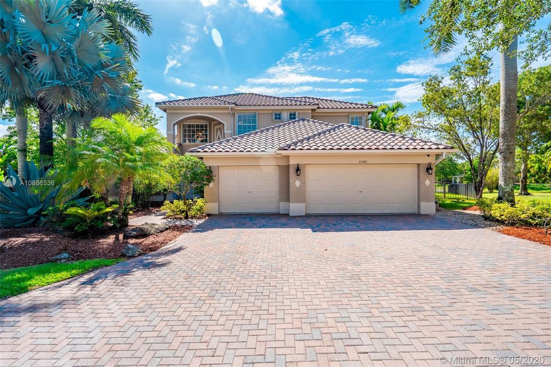 Grandiose Ready to move in home on oversized culdesac lot with great lake views