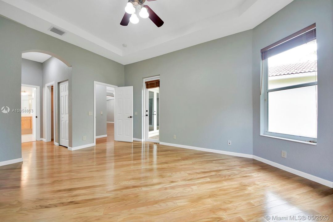 Vendido Recientemente: $575,000 (4 camas, 3 baños, 2502 Pies cuadrados)