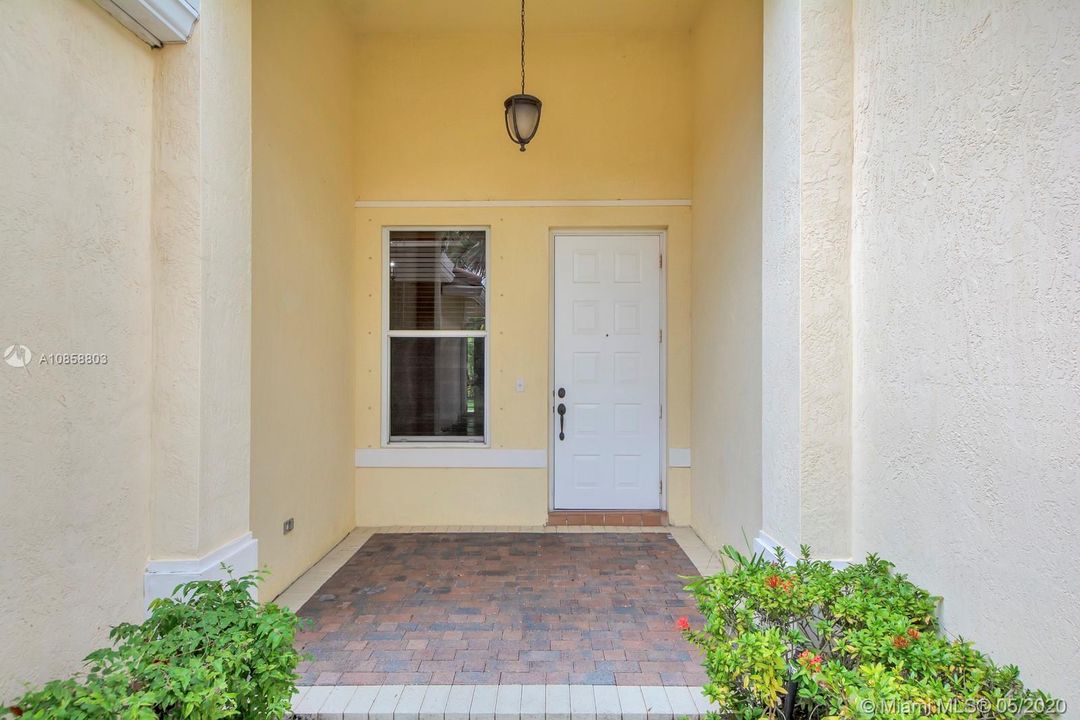 Vendido Recientemente: $575,000 (4 camas, 3 baños, 2502 Pies cuadrados)