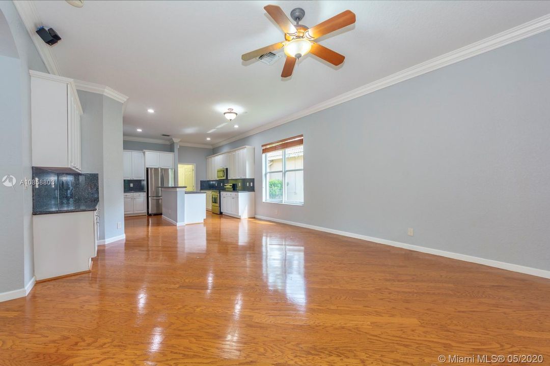 Vendido Recientemente: $575,000 (4 camas, 3 baños, 2502 Pies cuadrados)