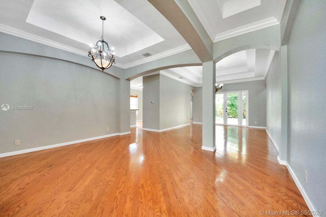 Vendido Recientemente: $575,000 (4 camas, 3 baños, 2502 Pies cuadrados)
