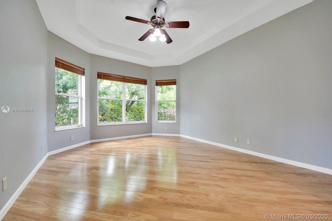 Vendido Recientemente: $575,000 (4 camas, 3 baños, 2502 Pies cuadrados)
