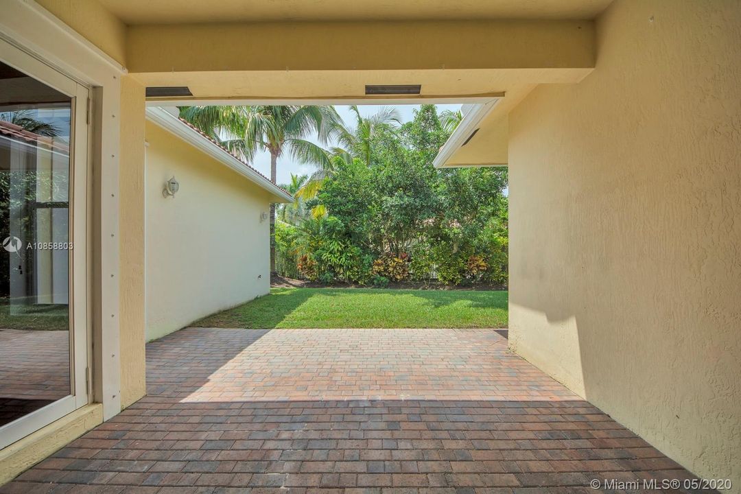 Vendido Recientemente: $575,000 (4 camas, 3 baños, 2502 Pies cuadrados)