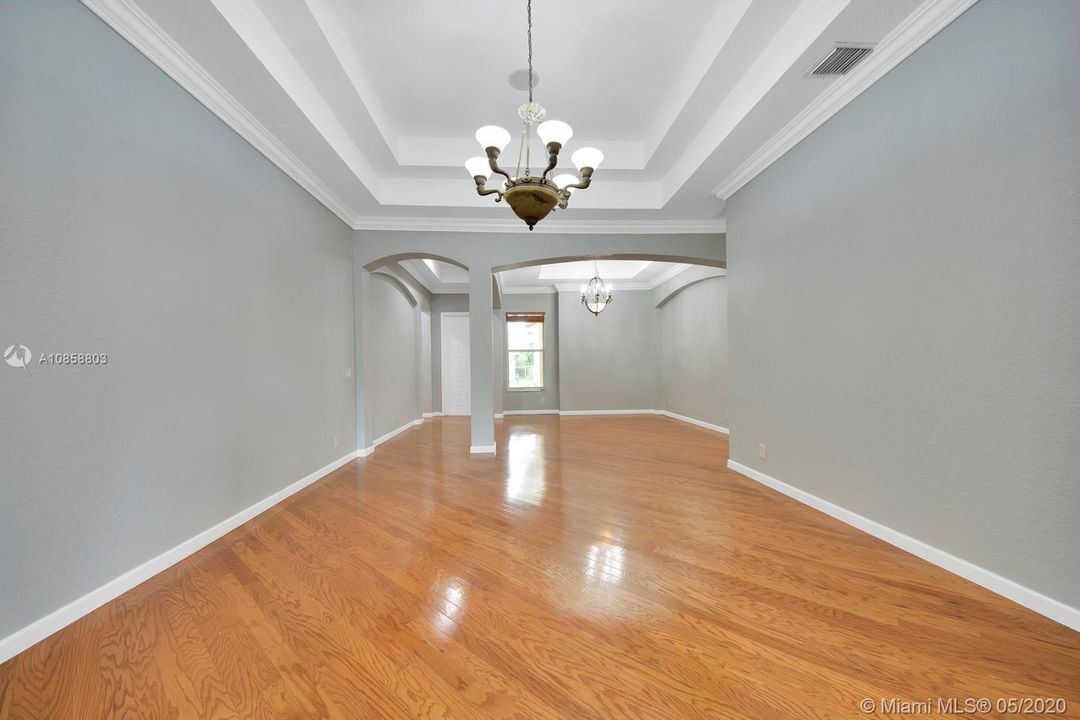 Vendido Recientemente: $575,000 (4 camas, 3 baños, 2502 Pies cuadrados)