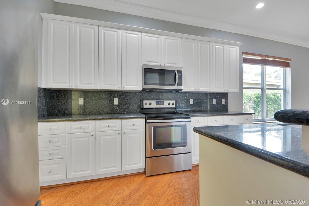 Vendido Recientemente: $575,000 (4 camas, 3 baños, 2502 Pies cuadrados)