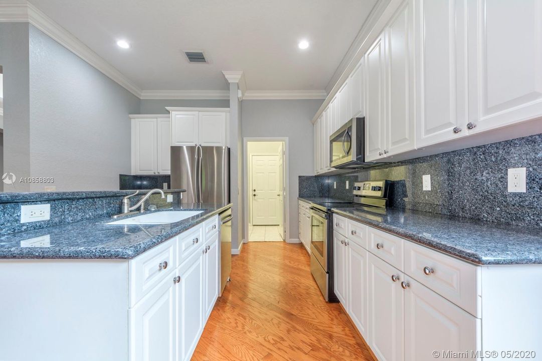 Vendido Recientemente: $575,000 (4 camas, 3 baños, 2502 Pies cuadrados)