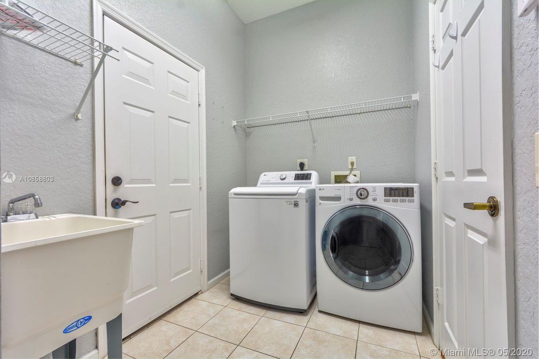 Vendido Recientemente: $575,000 (4 camas, 3 baños, 2502 Pies cuadrados)