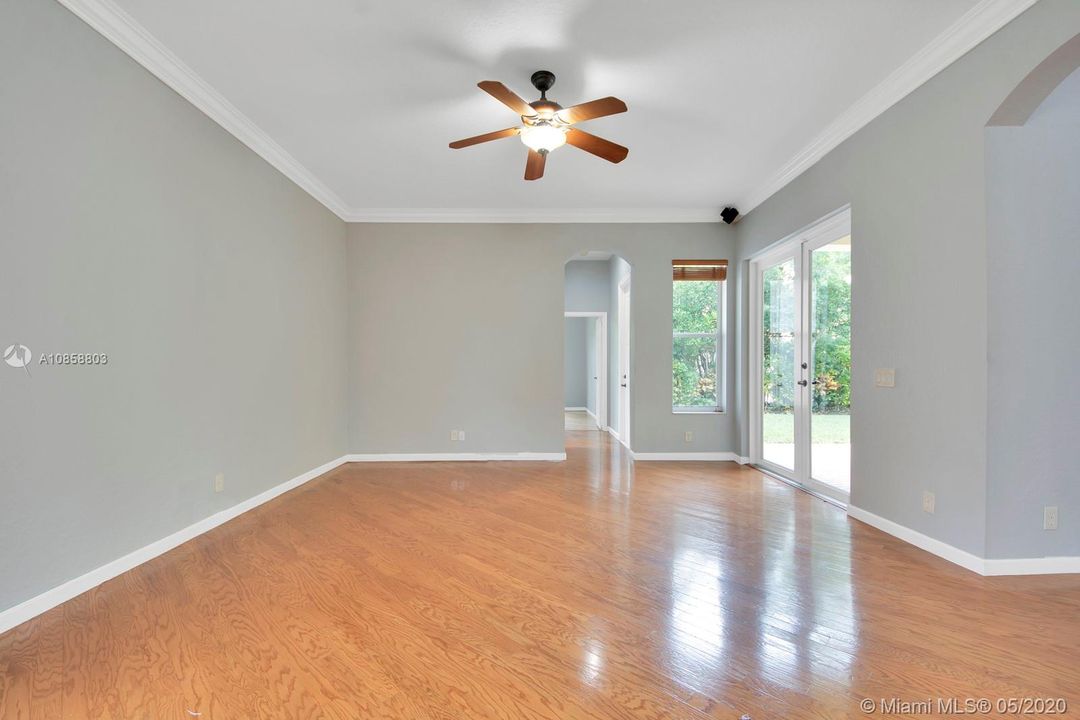 Vendido Recientemente: $575,000 (4 camas, 3 baños, 2502 Pies cuadrados)