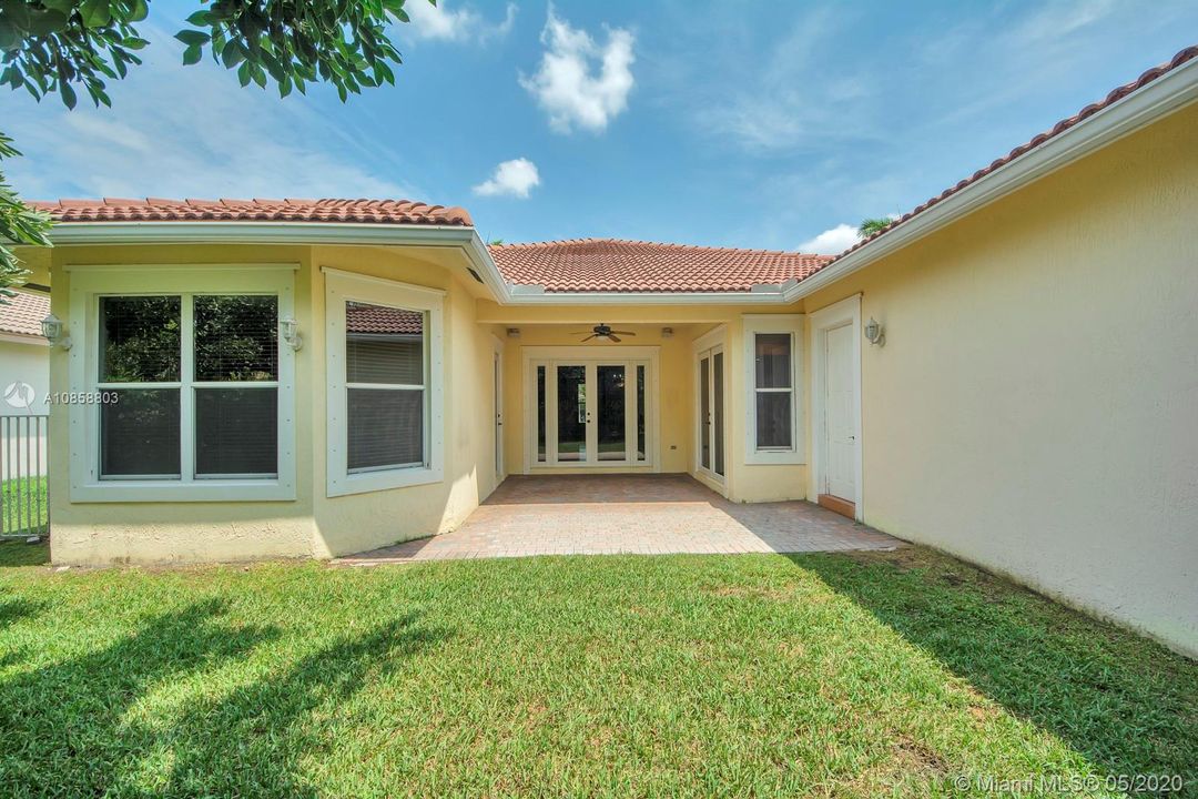 Vendido Recientemente: $575,000 (4 camas, 3 baños, 2502 Pies cuadrados)