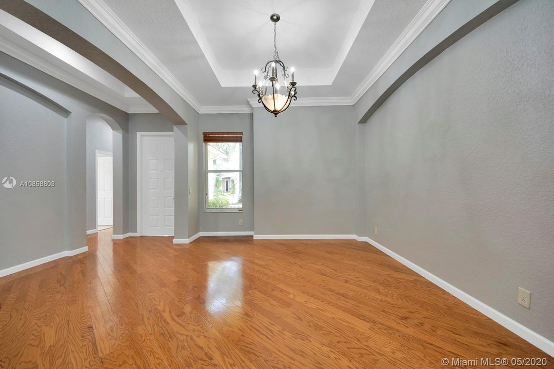 Vendido Recientemente: $575,000 (4 camas, 3 baños, 2502 Pies cuadrados)