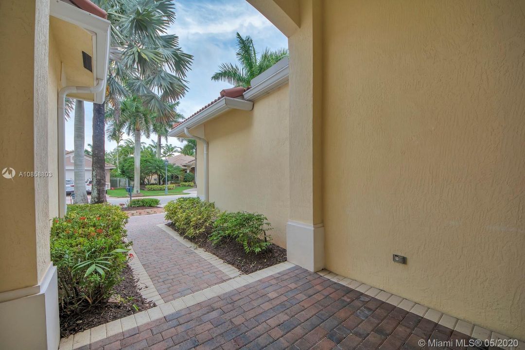 Vendido Recientemente: $575,000 (4 camas, 3 baños, 2502 Pies cuadrados)