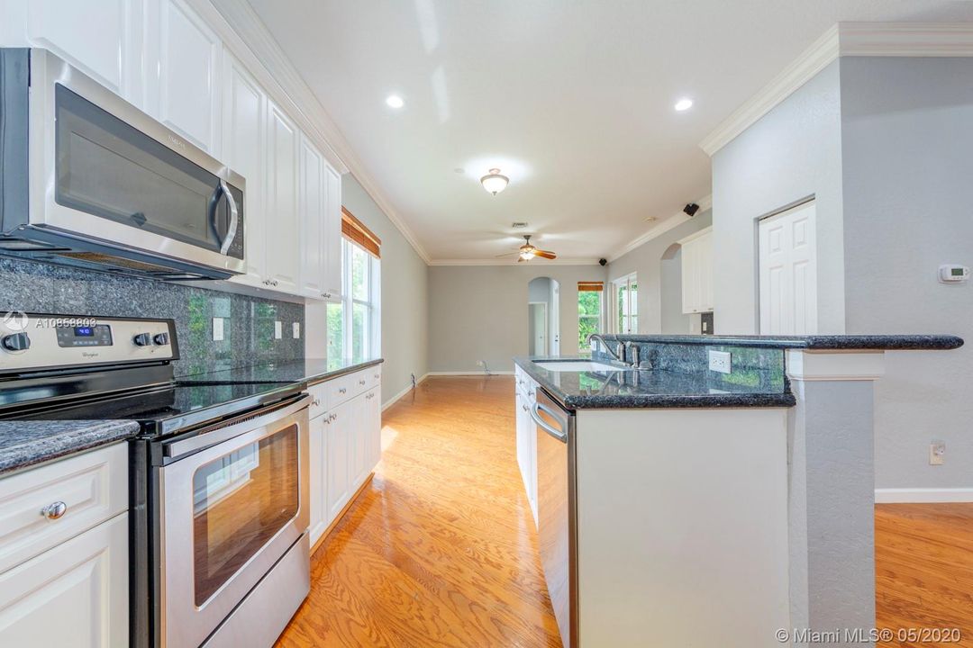 Vendido Recientemente: $575,000 (4 camas, 3 baños, 2502 Pies cuadrados)