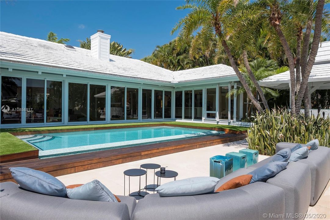 Recently Sold: $3,495,000 (7 beds, 6 baths, 5185 Square Feet)