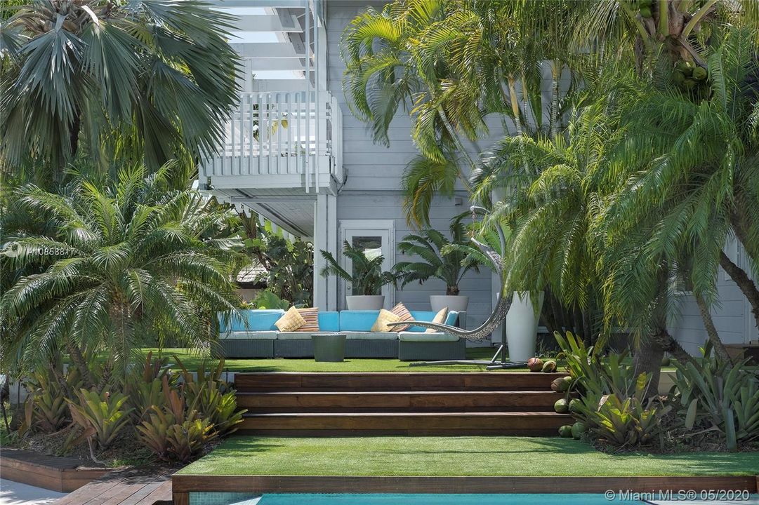 Recently Sold: $3,495,000 (7 beds, 6 baths, 5185 Square Feet)