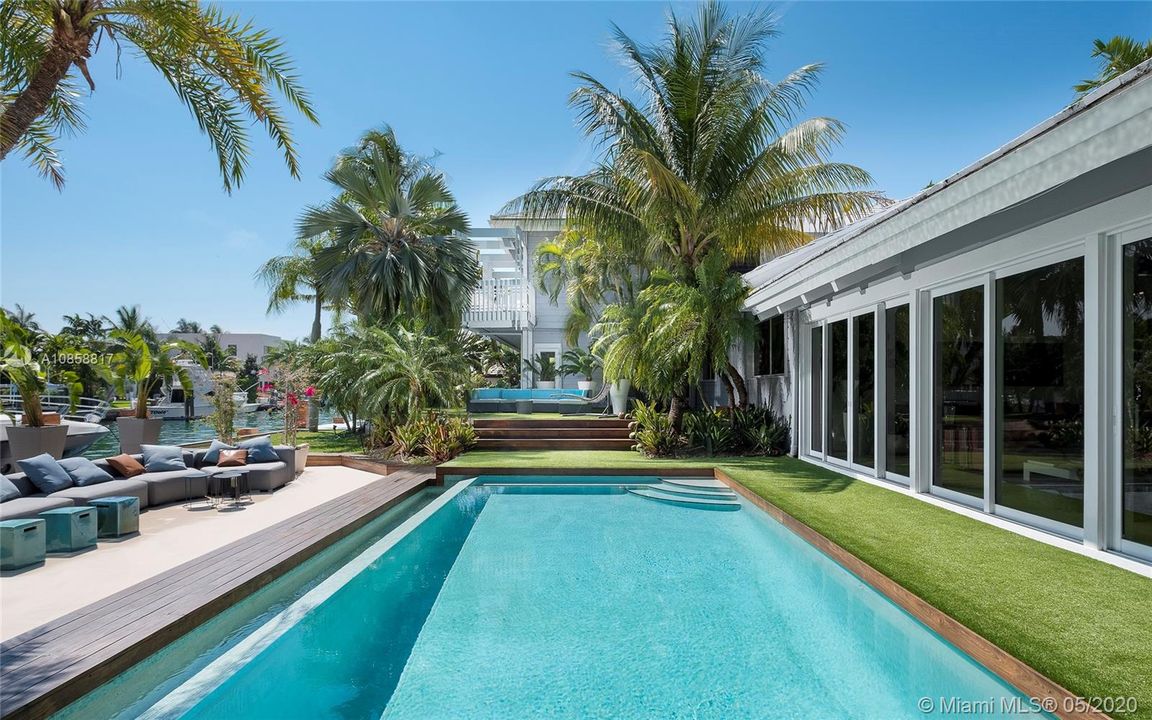 Recently Sold: $3,495,000 (7 beds, 6 baths, 5185 Square Feet)