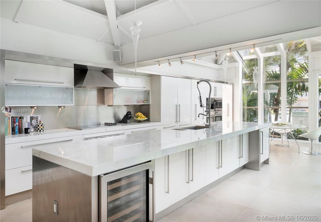 Recently Sold: $3,495,000 (7 beds, 6 baths, 5185 Square Feet)