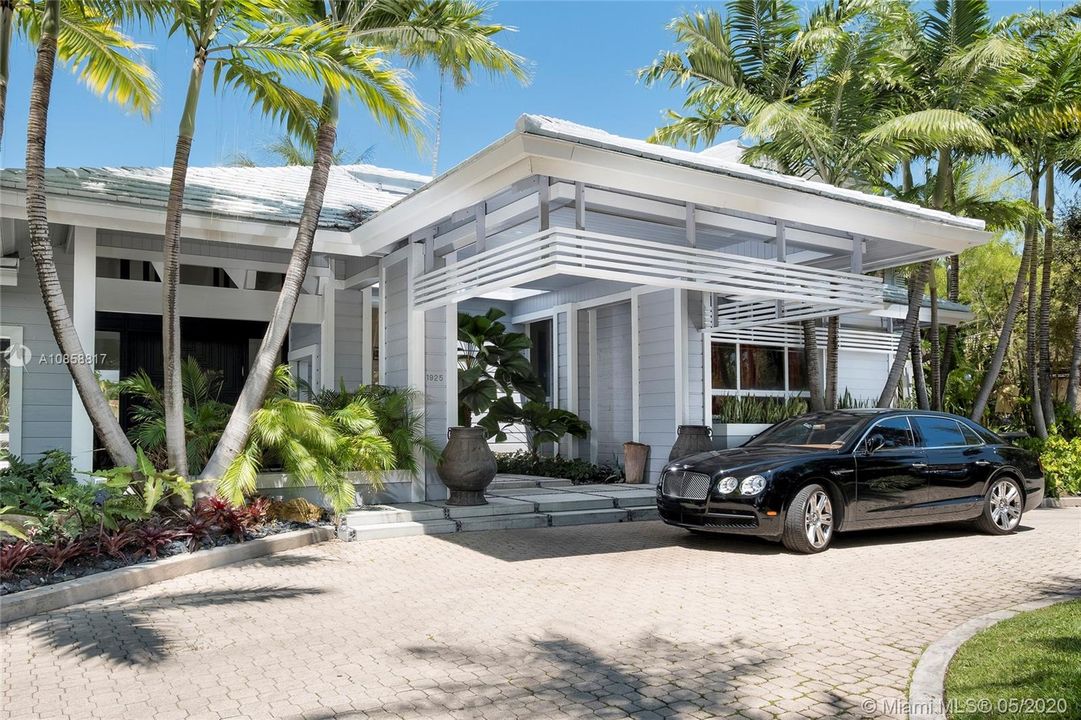 Recently Sold: $3,495,000 (7 beds, 6 baths, 5185 Square Feet)