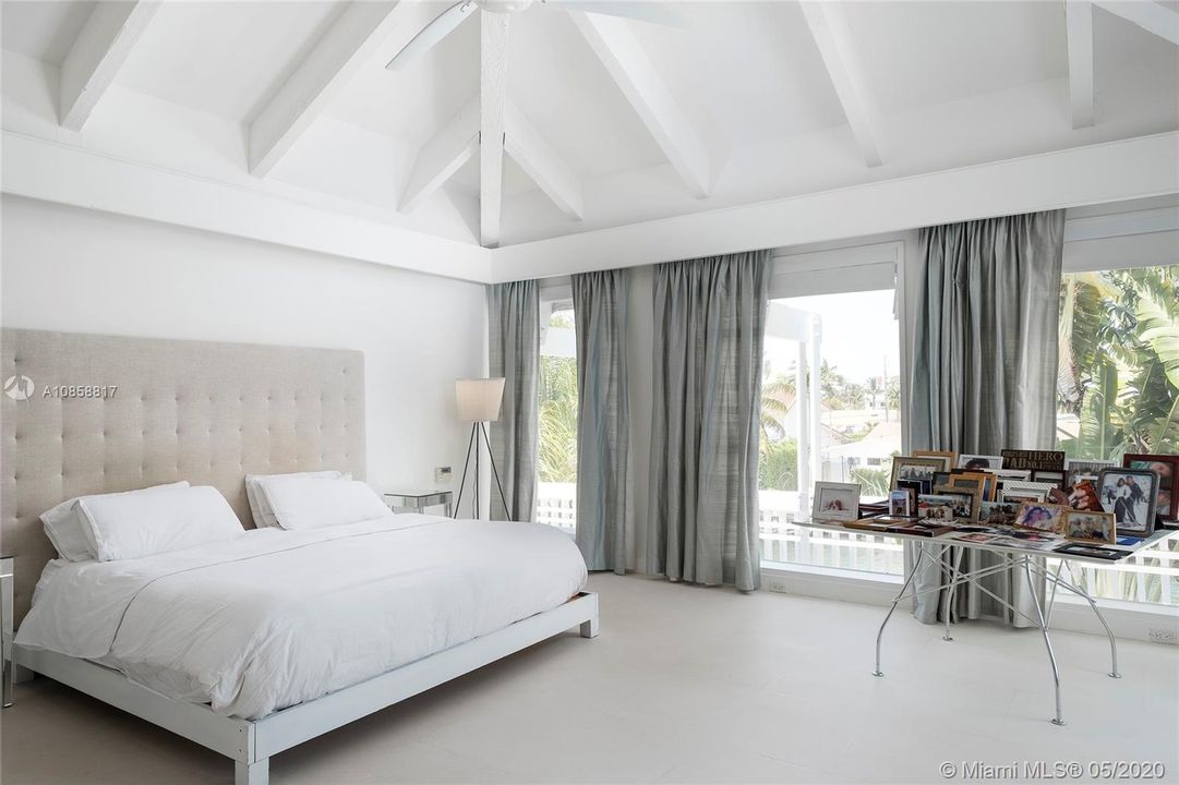 Recently Sold: $3,495,000 (7 beds, 6 baths, 5185 Square Feet)