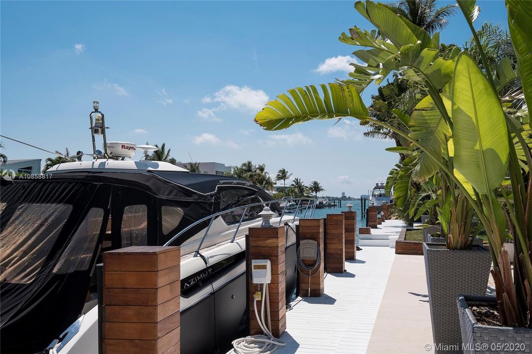 Recently Sold: $3,495,000 (7 beds, 6 baths, 5185 Square Feet)