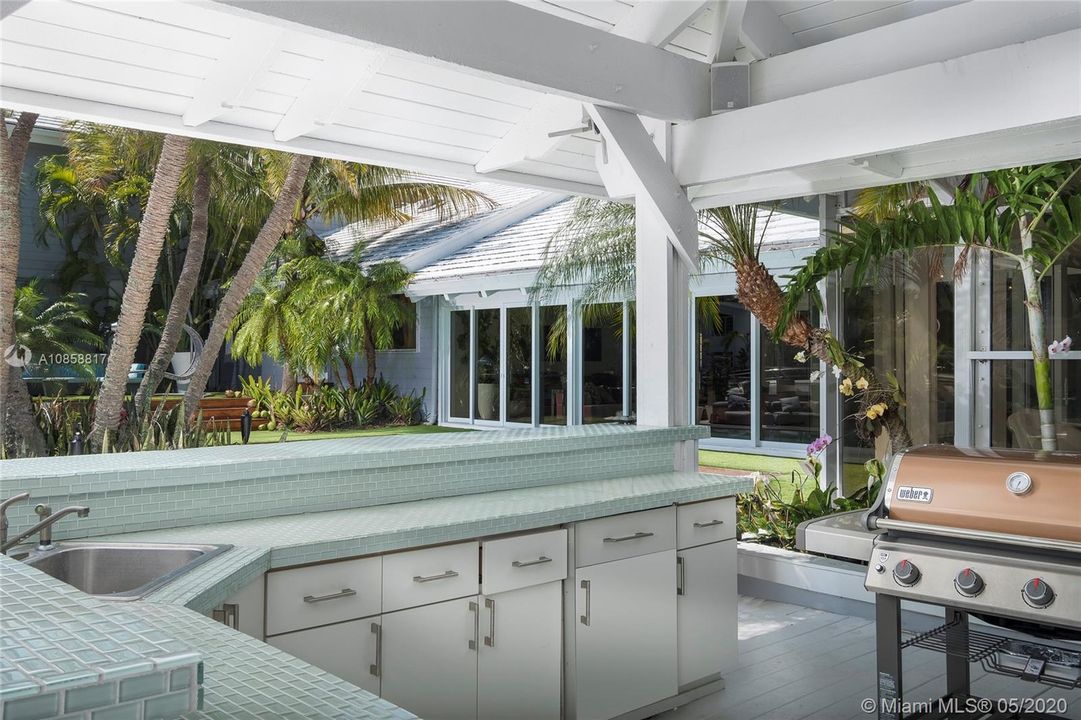 Recently Sold: $3,495,000 (7 beds, 6 baths, 5185 Square Feet)