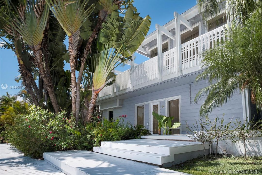 Recently Sold: $3,495,000 (7 beds, 6 baths, 5185 Square Feet)