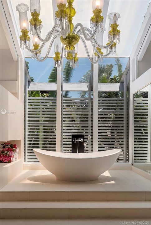 Recently Sold: $3,495,000 (7 beds, 6 baths, 5185 Square Feet)