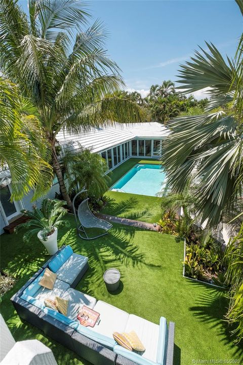 Recently Sold: $3,495,000 (7 beds, 6 baths, 5185 Square Feet)
