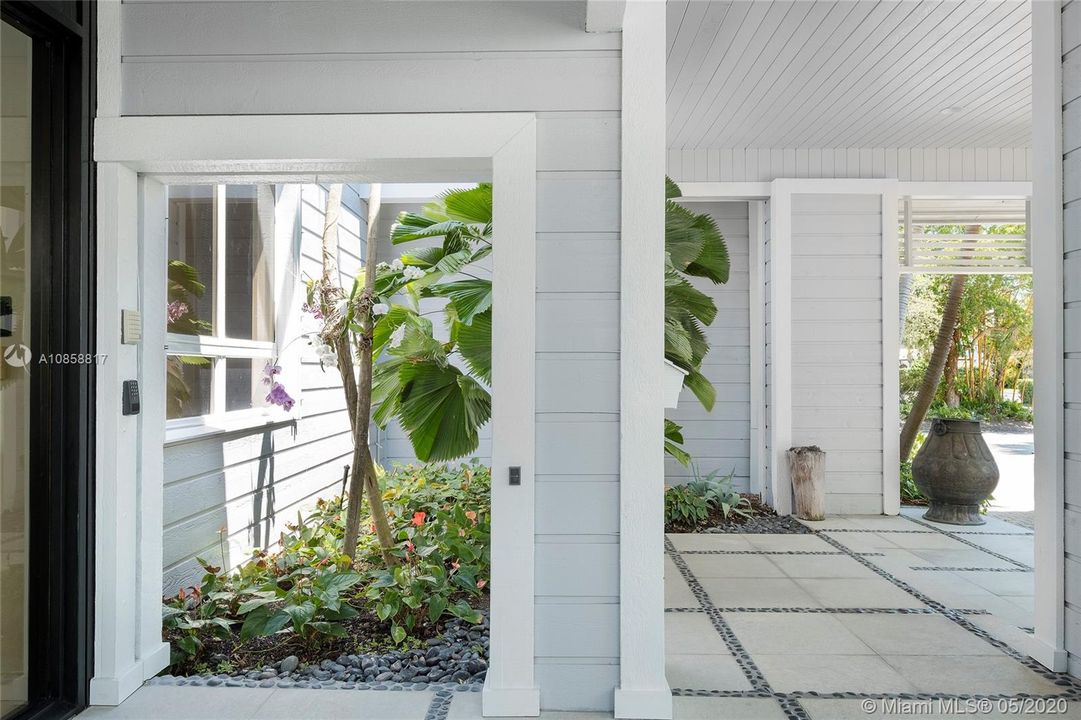 Recently Sold: $3,495,000 (7 beds, 6 baths, 5185 Square Feet)