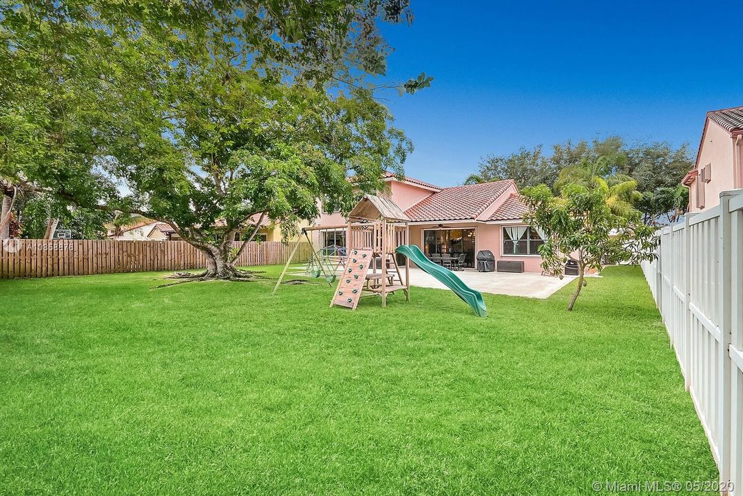 最近售出: $525,000 (5 贝兹, 2 浴室, 2902 平方英尺)