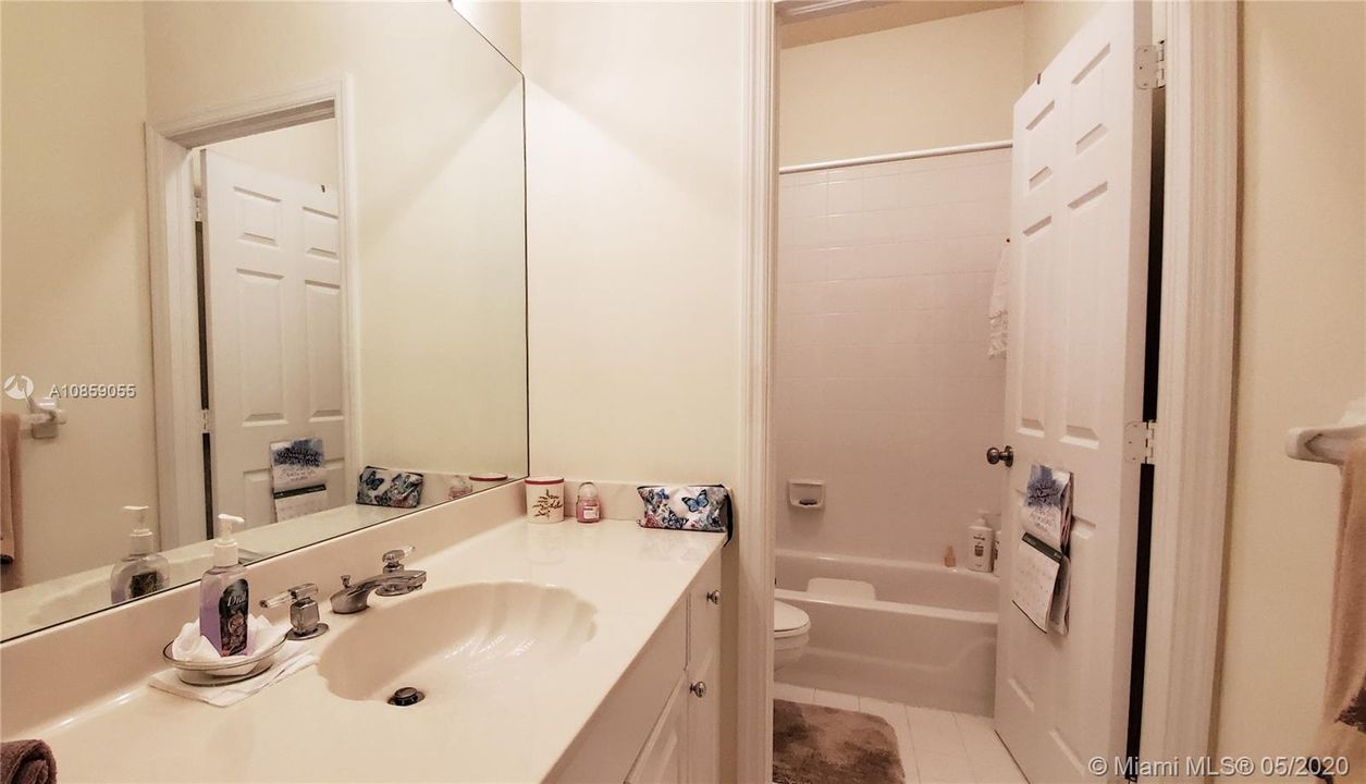 Recientemente alquilado: $3,600 (4 camas, 2 baños, 2528 Pies cuadrados)