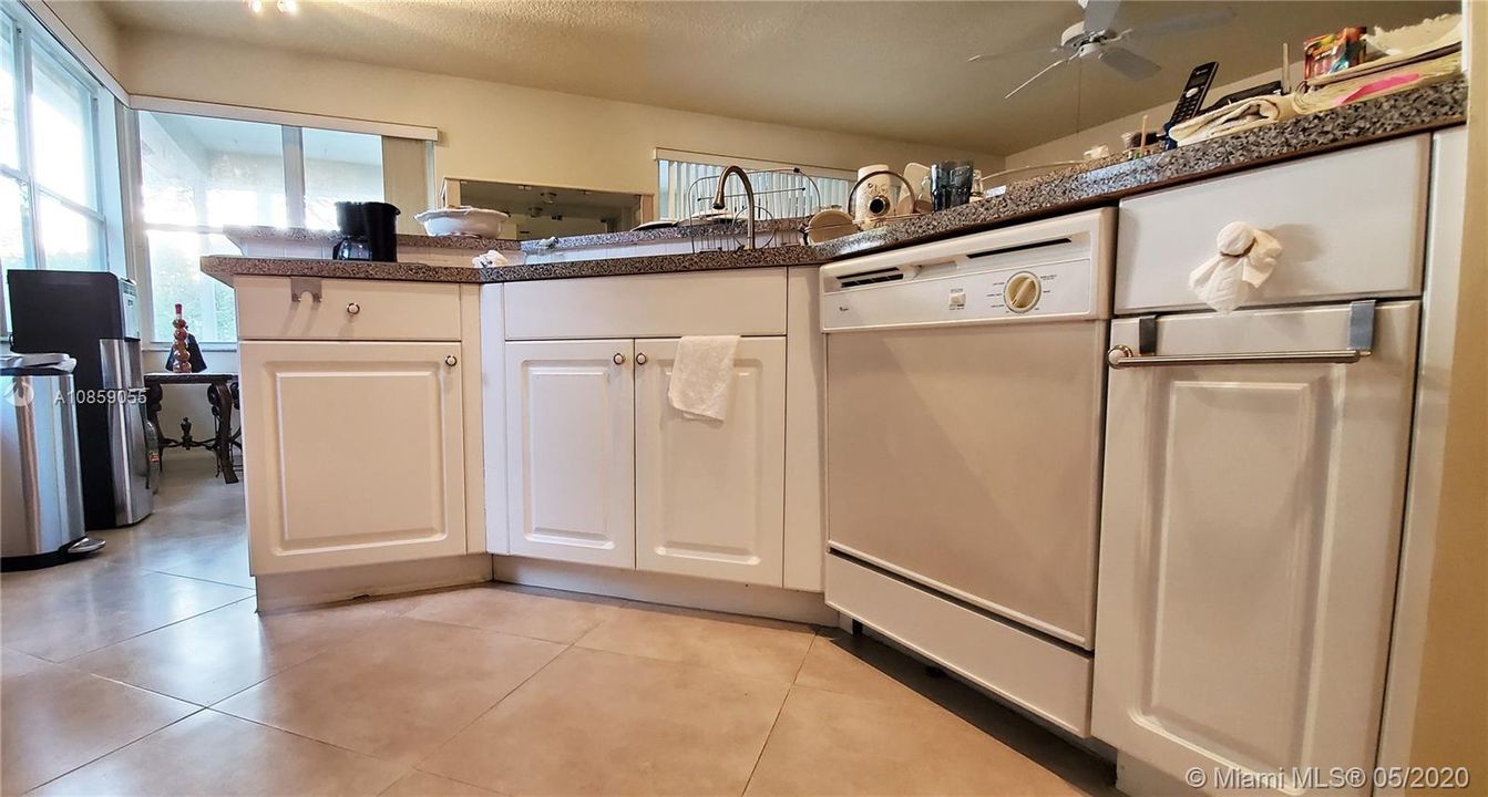 Recientemente alquilado: $3,600 (4 camas, 2 baños, 2528 Pies cuadrados)