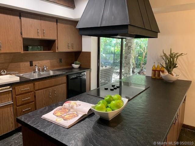 Vendido Recientemente: $899,000 (2 camas, 2 baños, 2768 Pies cuadrados)