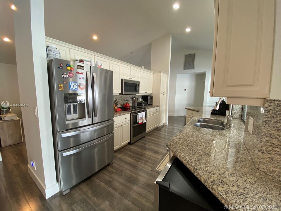 KITCHEN - STAINLESS STEAL APPLIANCES