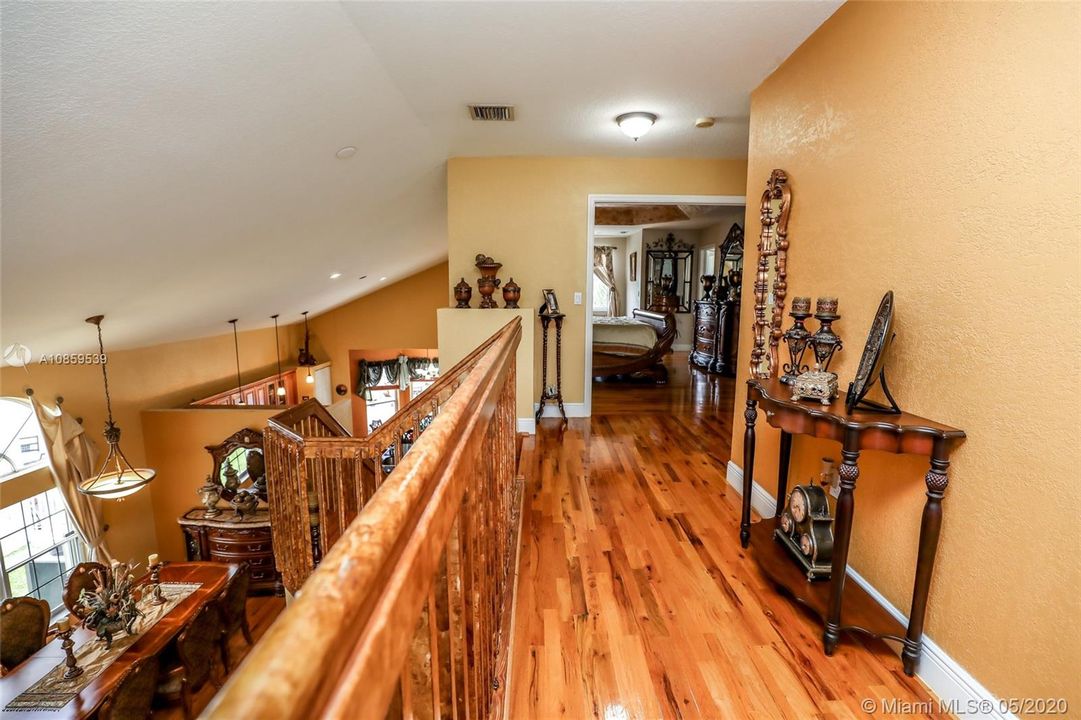 Vendido Recientemente: $539,900 (4 camas, 3 baños, 2707 Pies cuadrados)
