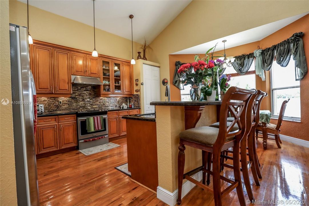 Vendido Recientemente: $539,900 (4 camas, 3 baños, 2707 Pies cuadrados)