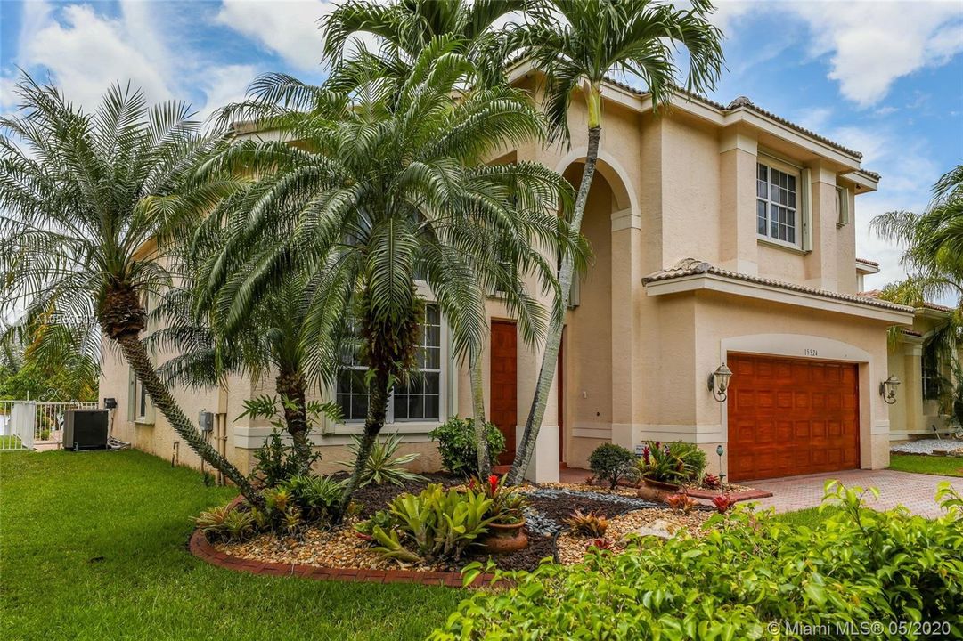 Vendido Recientemente: $539,900 (4 camas, 3 baños, 2707 Pies cuadrados)