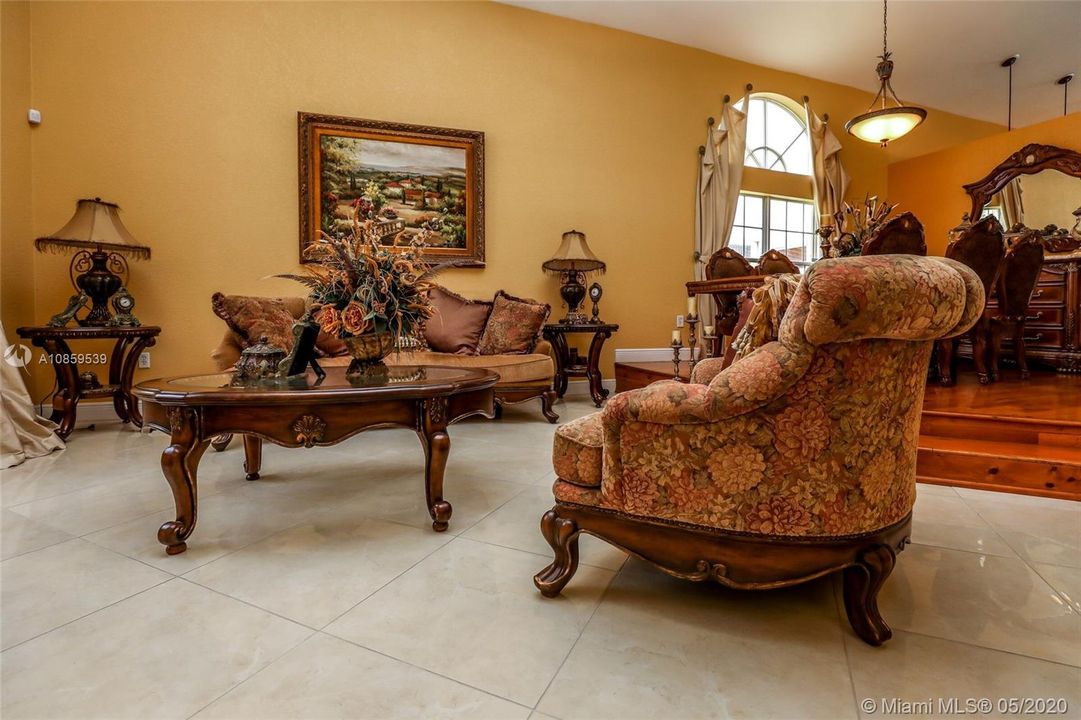 Vendido Recientemente: $539,900 (4 camas, 3 baños, 2707 Pies cuadrados)