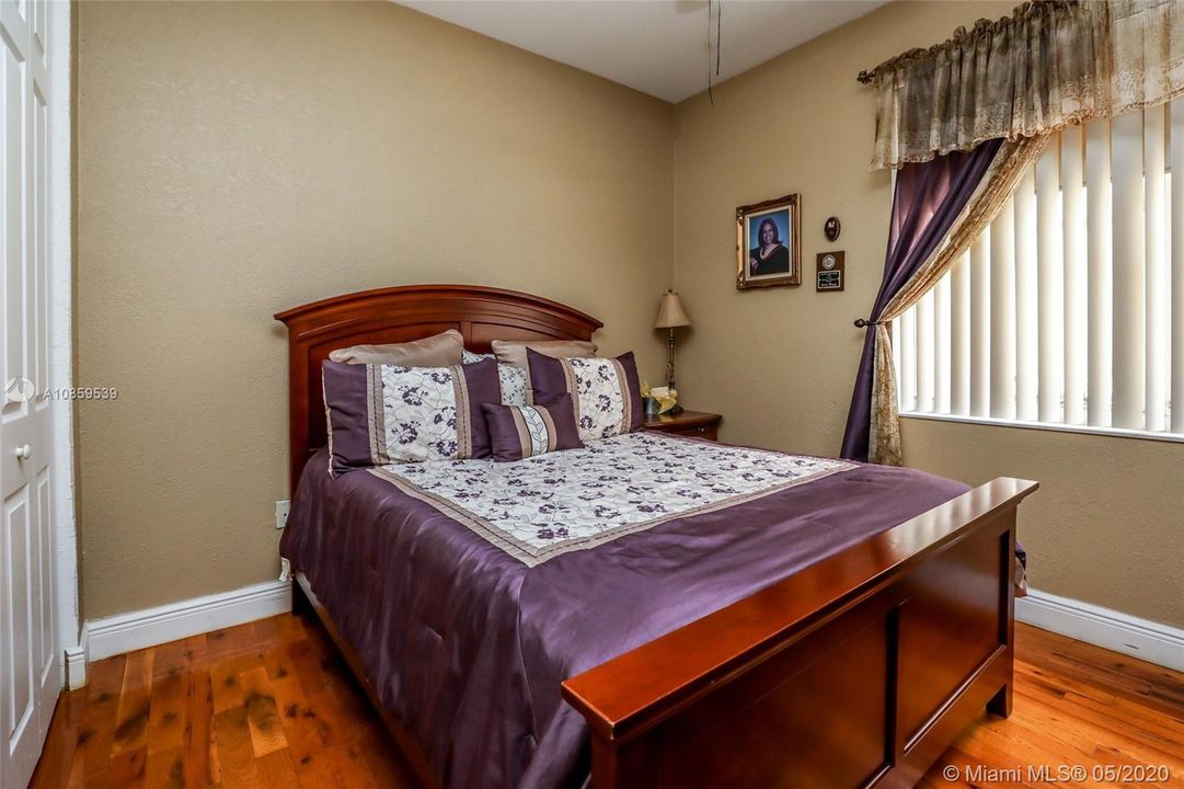 Vendido Recientemente: $539,900 (4 camas, 3 baños, 2707 Pies cuadrados)