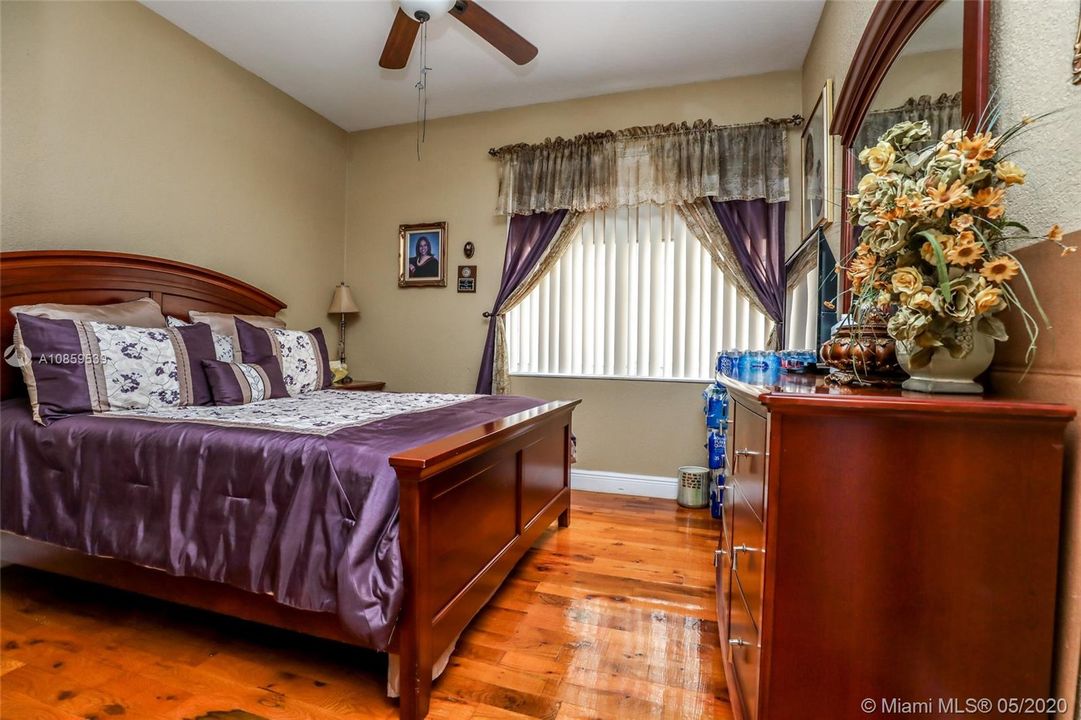 Vendido Recientemente: $539,900 (4 camas, 3 baños, 2707 Pies cuadrados)