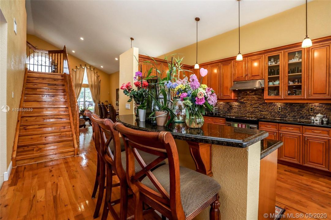 Vendido Recientemente: $539,900 (4 camas, 3 baños, 2707 Pies cuadrados)