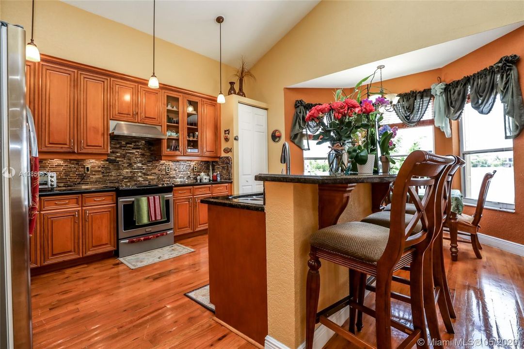 Vendido Recientemente: $539,900 (4 camas, 3 baños, 2707 Pies cuadrados)