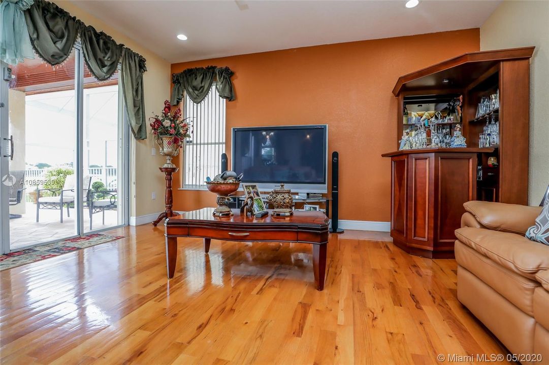 Vendido Recientemente: $539,900 (4 camas, 3 baños, 2707 Pies cuadrados)