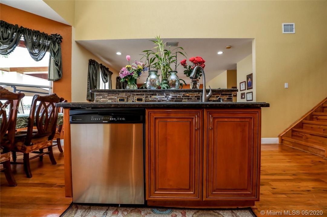 Vendido Recientemente: $539,900 (4 camas, 3 baños, 2707 Pies cuadrados)