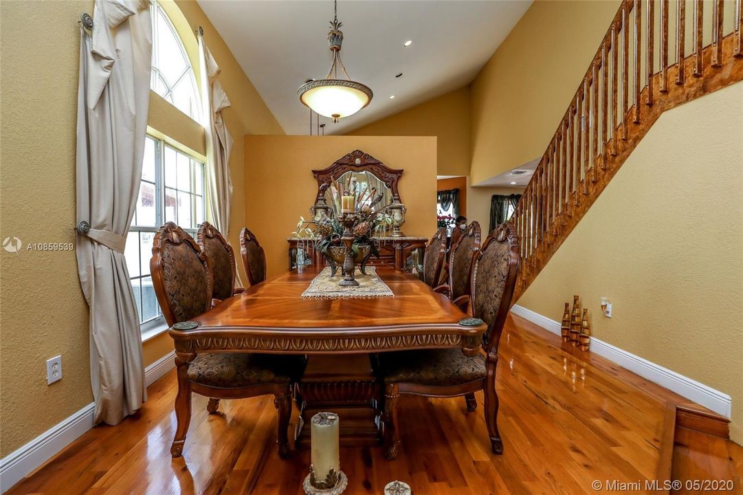 Vendido Recientemente: $539,900 (4 camas, 3 baños, 2707 Pies cuadrados)