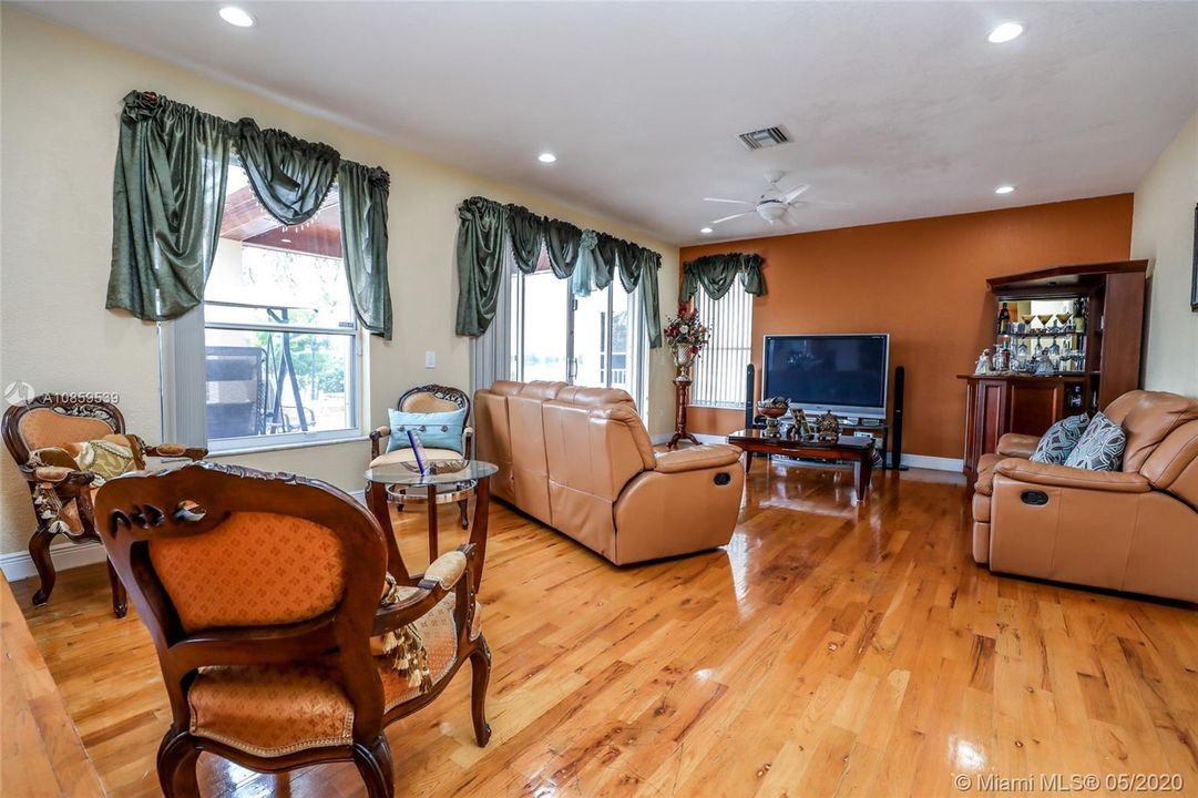 Vendido Recientemente: $539,900 (4 camas, 3 baños, 2707 Pies cuadrados)