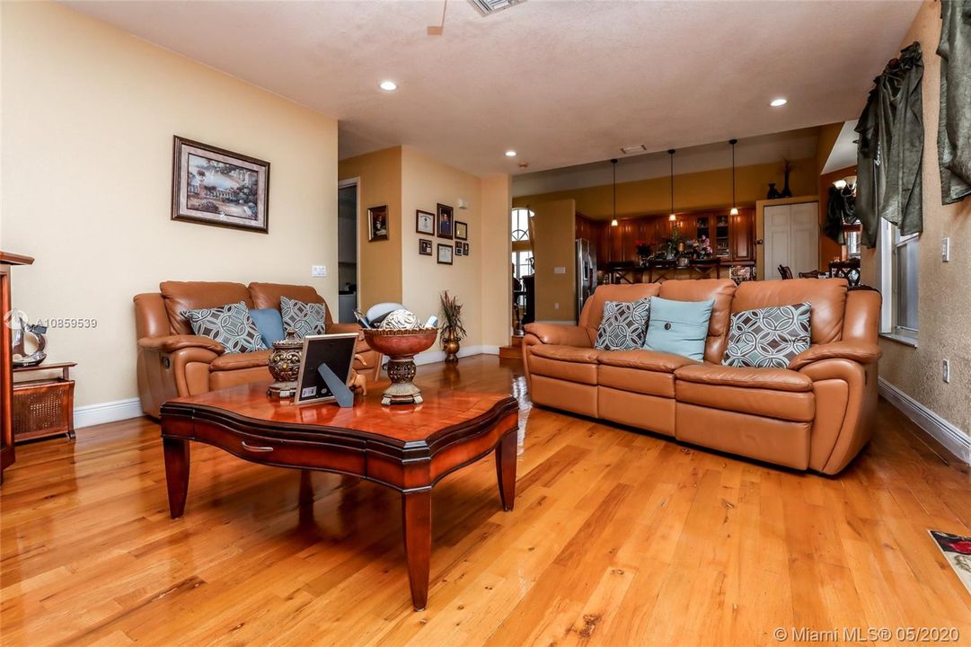 Vendido Recientemente: $539,900 (4 camas, 3 baños, 2707 Pies cuadrados)
