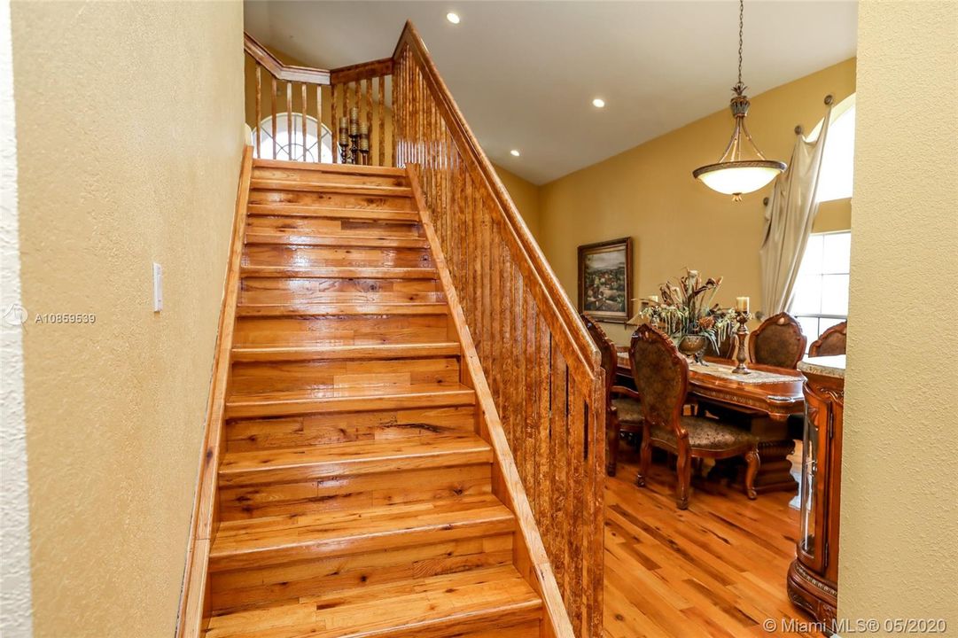 Vendido Recientemente: $539,900 (4 camas, 3 baños, 2707 Pies cuadrados)