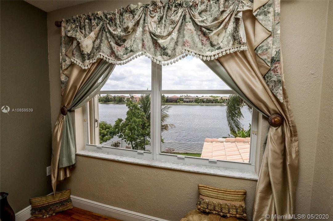 Vendido Recientemente: $539,900 (4 camas, 3 baños, 2707 Pies cuadrados)