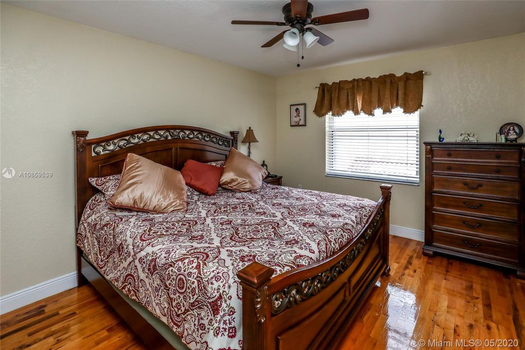 Vendido Recientemente: $539,900 (4 camas, 3 baños, 2707 Pies cuadrados)