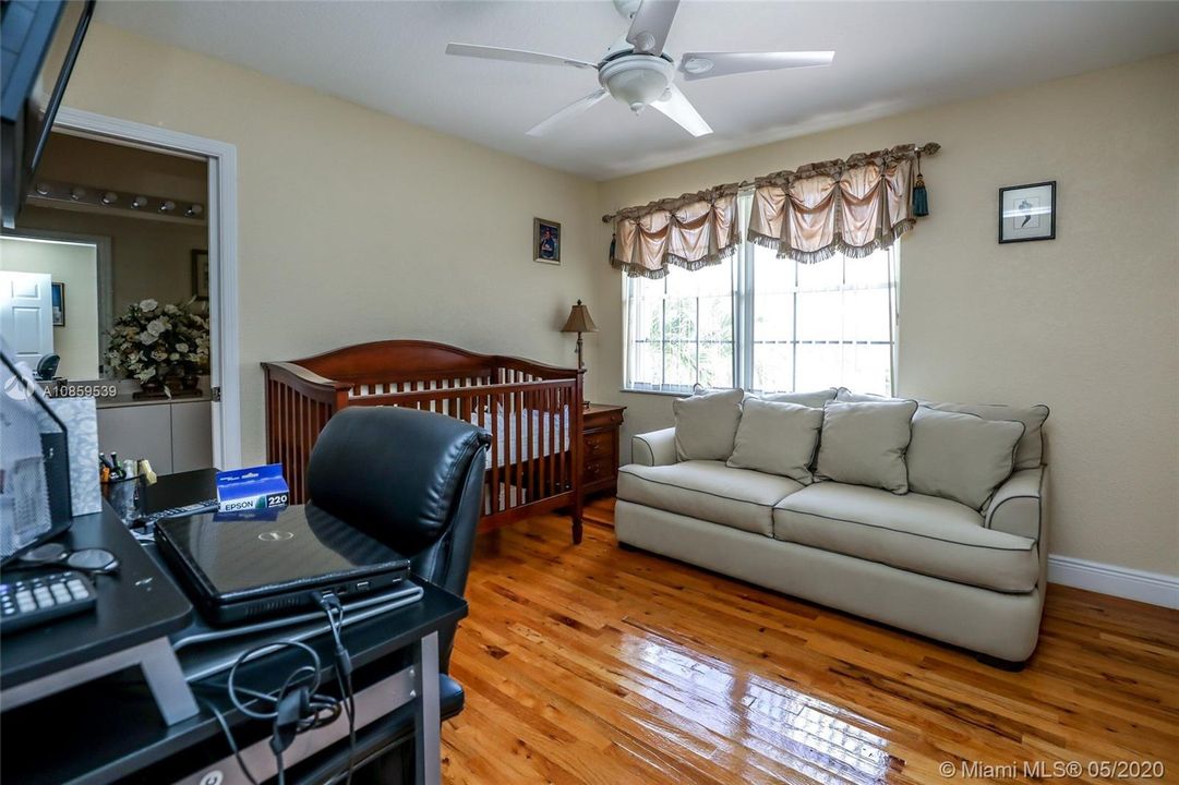 Vendido Recientemente: $539,900 (4 camas, 3 baños, 2707 Pies cuadrados)
